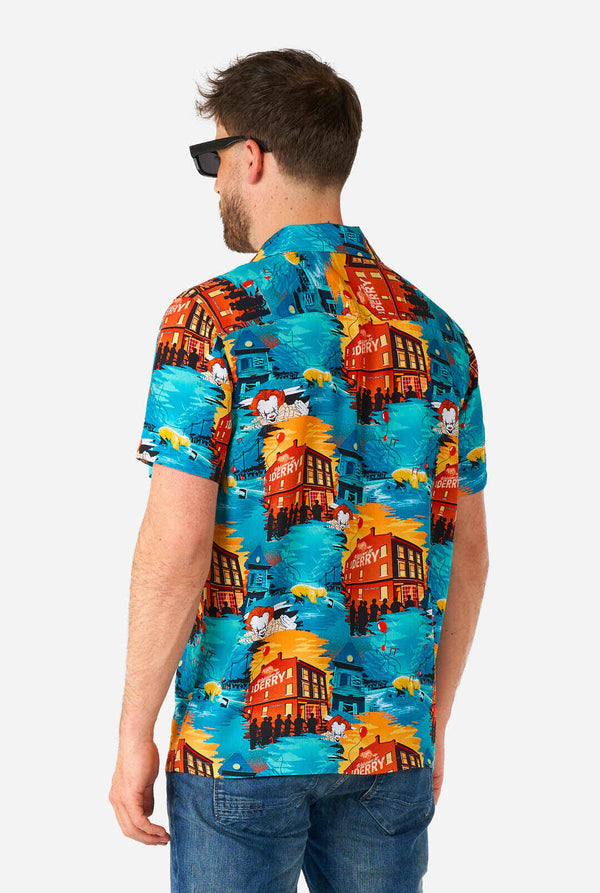 Der Mann trägt ein hawaiianisches Haloween-Hemd mit IT-Aufdruck, Ansicht von hinten