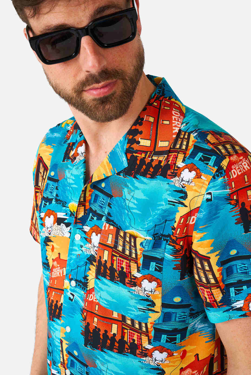 Der Mann trägt ein hawaiianisches Haloween-Hemd mit IT-Aufdruck