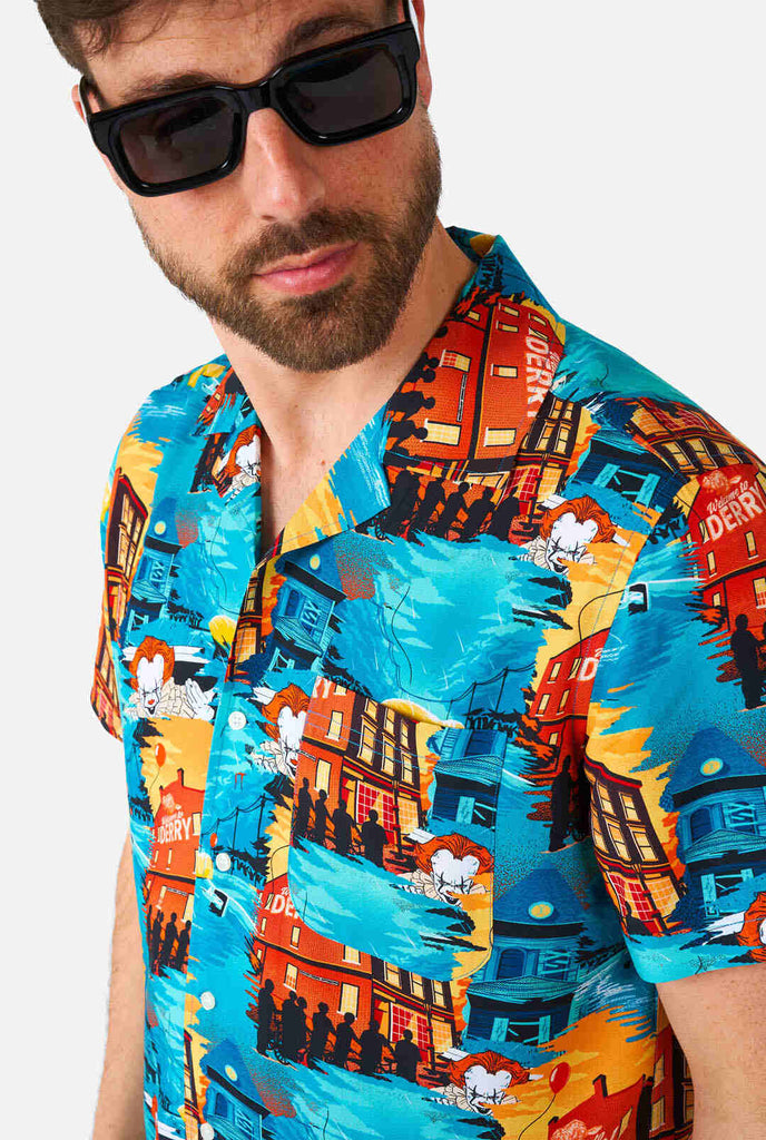 Der Mann trägt ein hawaiianisches Haloween-Hemd mit IT-Aufdruck, Nahaufnahme