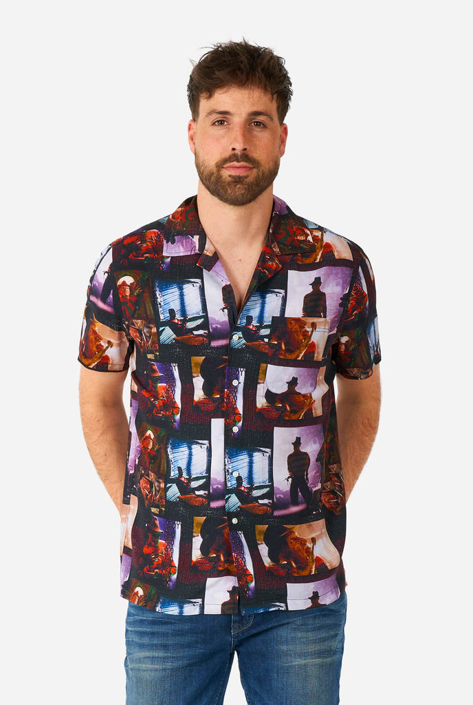 Mann trägt hawaiianisches Halloween-Shirt mit „Nightmare on Elm Street“-Aufdruck
