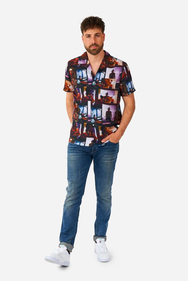 Mann trägt hawaiianisches Halloween-Shirt mit „Nightmare on Elm Street“-Aufdruck