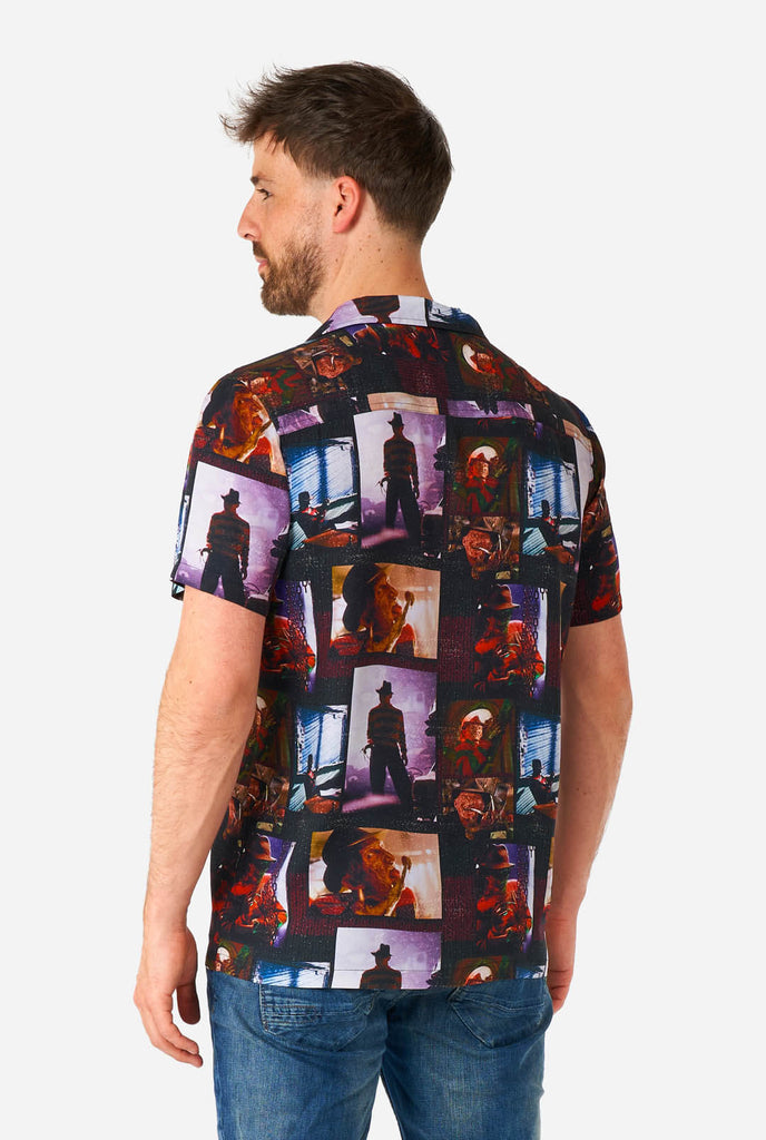 Mann trägt hawaiianisches Halloween-Shirt mit „Nightmare on Elm Street“-Aufdruck, Ansicht von hinten