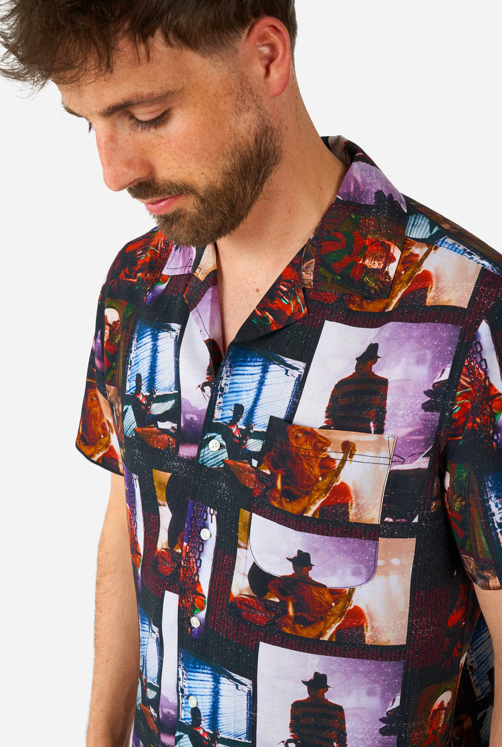 Mann trägt hawaiianisches Halloween-Shirt mit „Nightmare on Elm Street“-Aufdruck