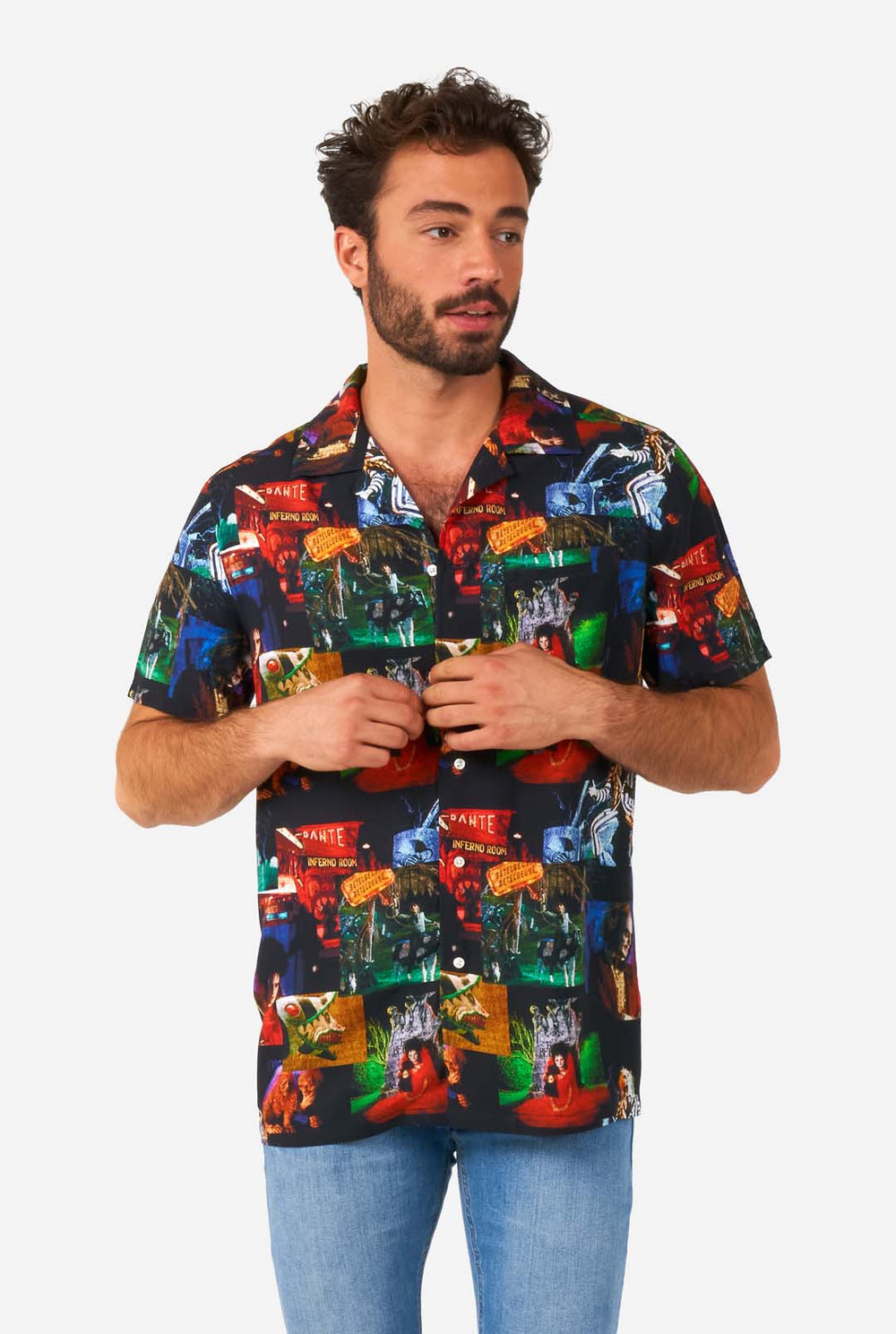 Mann trägt Hawaiihemd mit Beetlejuice-Aufdruck