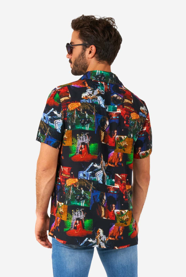 Mann trägt Hawaiihemd mit Beetlejuice-Aufdruck, Ansicht von hinten