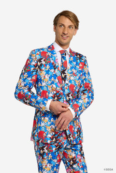 Mann trägt bunten Herrenanzug mit Sonic the Hedgehog-Aufdruck.