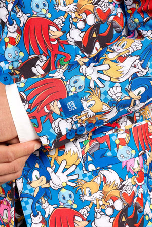 Mann trägt bunten Herrenanzug mit Sonic the Hedgehog-Aufdruck, Nahaufnahme