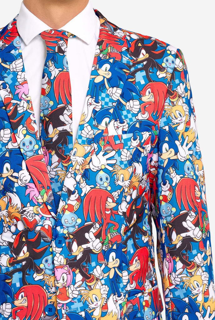 Mann trägt bunten Herrenanzug mit Sonic the Hedgehog-Aufdruck, Nahaufnahme