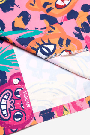 Bild eines farbenfrohen zweiteiligen Sommeroutfits mit auffälligem Tropenmuster. Das kurzärmelige Hemd und die dazu passenden Shorts präsentieren ein lebendiges Design mit neonpinkem, orangefarbenem und gelbem Leopardenmuster, Bananen, grünen Palmblättern und witzigen Cartoon-Gesichtern. Das Outfit ist lässig mit einem grünen T-Shirt darunter gestylt und perfekt für Sommerpartys, Urlaube oder Poolspaß. Nahaufnahme des Hemdes.