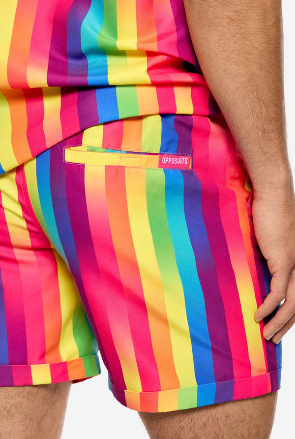 Ein Mann trägt ein vertikal gestreiftes, regenbogenfarbenes Sommerset, bestehend aus Hemd und Shorts. Nahaufnahme der Shorts, die nur die Rückseite zeigt.