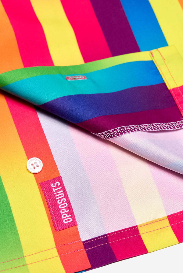 Bild eines vertikal gestreiften Sommersets in Regenbogenfarben, bestehend aus Hemd und Shorts. Nahaufnahme des Hemdes.