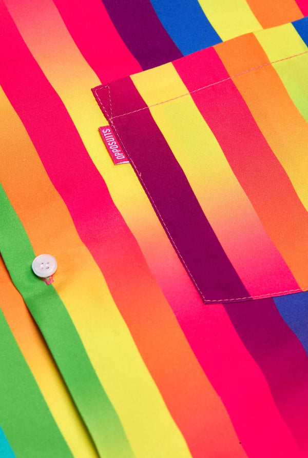 Bild eines vertikal gestreiften Sommersets in Regenbogenfarben, bestehend aus Hemd und Shorts. Nahaufnahme der Brust.