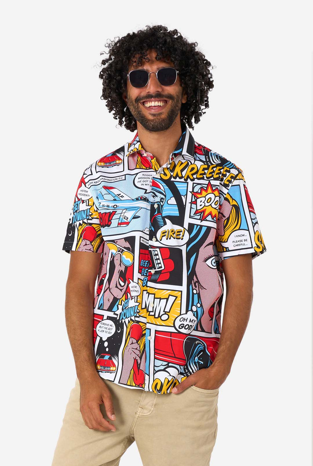 Mann trägt ein buntes Hemd im Comic-Stil mit Sonnenbrille auf weißem Hintergrund