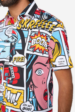 Buntes T-Shirt im Comic-Stil mit grafischen Designs und Text, Nahaufnahme.