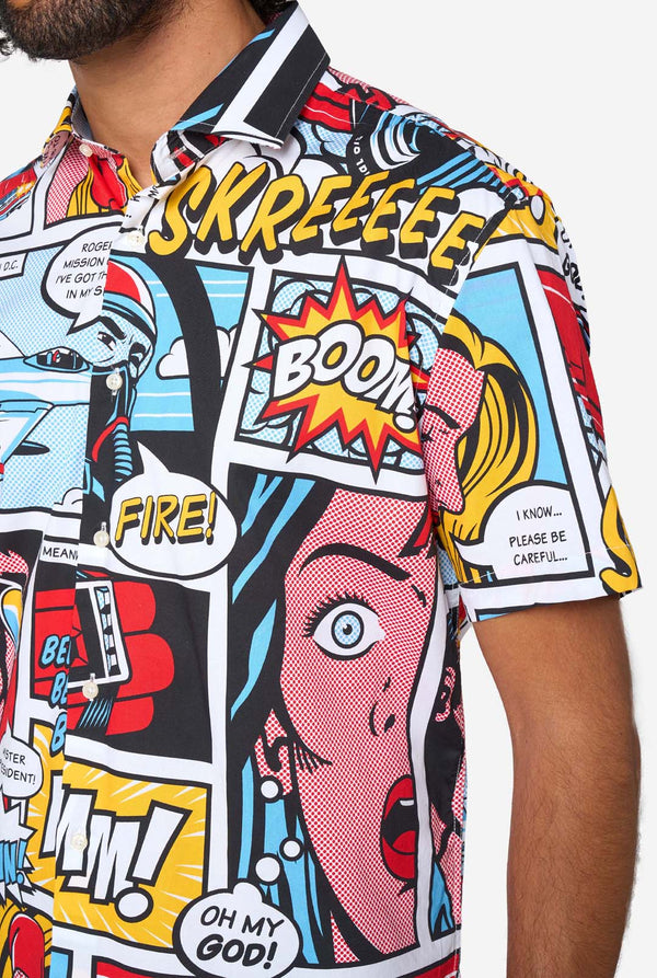 Buntes T-Shirt im Comic-Stil mit grafischen Designs und Text, Nahaufnahme.