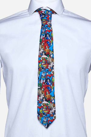 Mehrfarbige Krawatte mit DC-Comics-Figuren wie Batman und Superman darauf