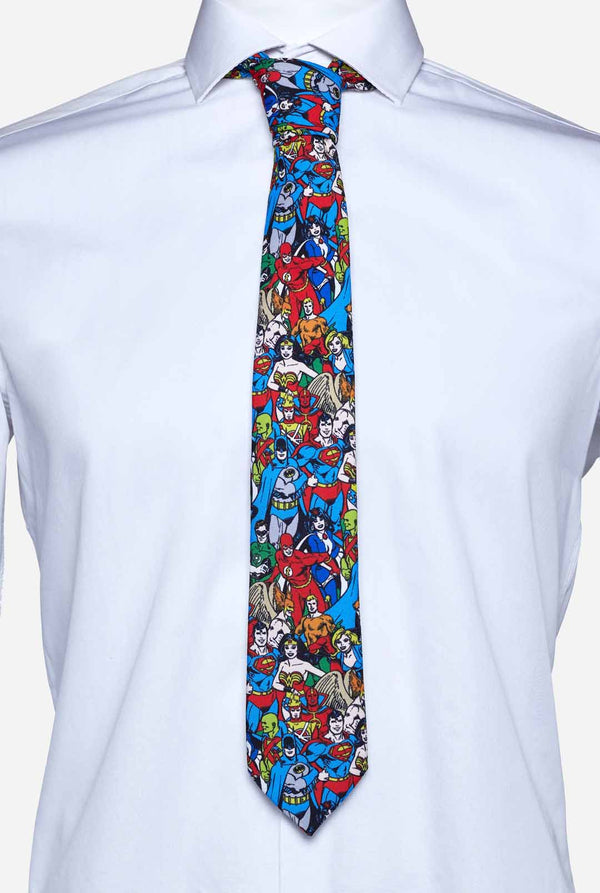 Mehrfarbige Krawatte mit DC-Comics-Figuren wie Batman und Superman darauf