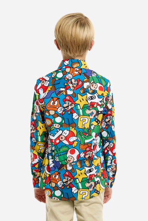 Bild eines Teenagers, der ein T-Shirt mit Super Mario-Allover-Print trägt. Die Hauptfarbe ist Blau, aber es gibt auch Gelb, Rot und Weiß.