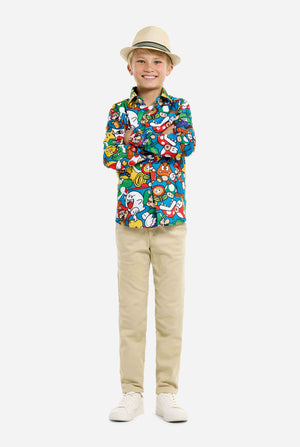 Bild eines Teenagers, der ein T-Shirt mit Super Mario-Allover-Print trägt. Die Hauptfarbe ist Blau, aber es gibt auch Gelb, Rot und Weiß.