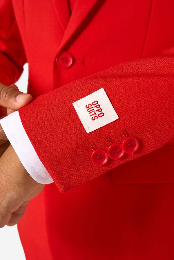 Roter Anzug mit sichtbarem Markenetikett am Ärmel