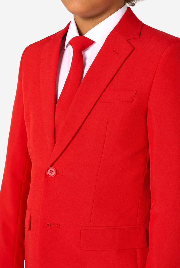 Rote Anzugjacke mit weißem Hemd und roter Krawatte auf weißem Hintergrund, Nahaufnahme.