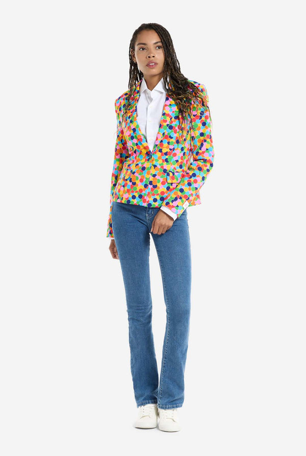 Frau trägt Damenblazer mit Konfetti-Print