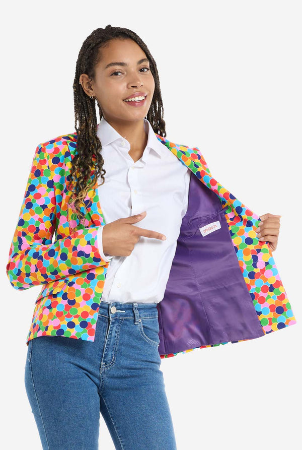 Frau trägt Damenblazer mit Konfetti-Print