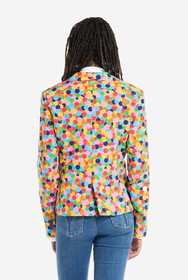 Frau trägt Damenblazer mit Konfetti-Print