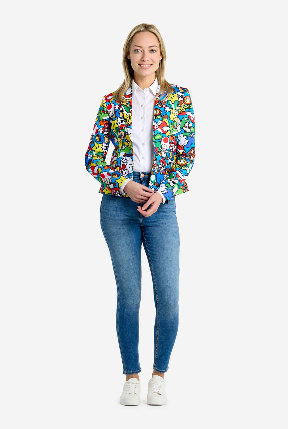 Frau trägt einen Super Mario-Blazer mit Allover-Print und ikonischen Super Mario-Figuren. Die Basis ist hellblau, aber es gibt auch Gelb, Rot und Weiß.