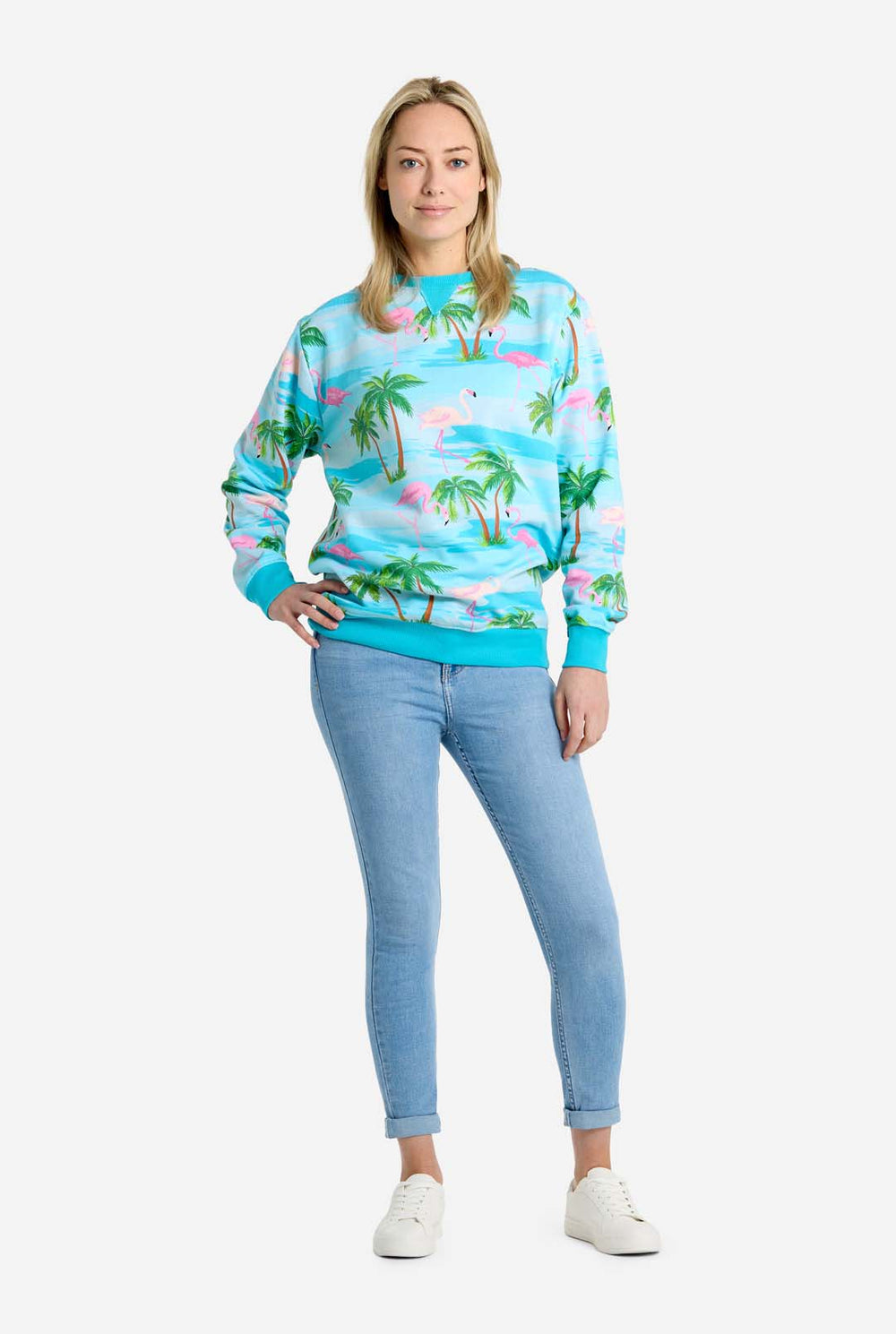 Mann, der blauen Pullover mit tropischem Flamingo -Druck trägt