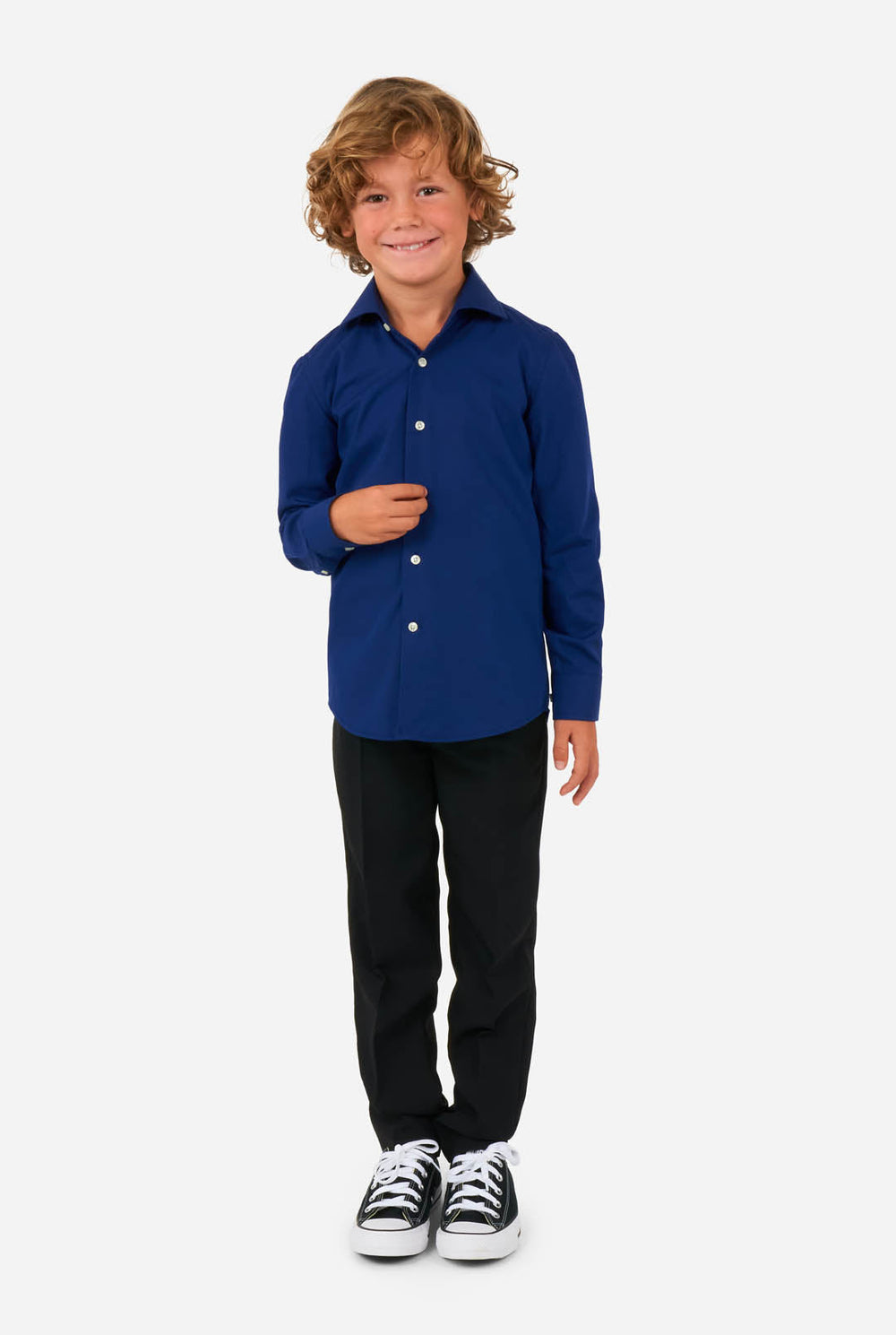 Junge trägt blaues Hemd und schwarze Hose