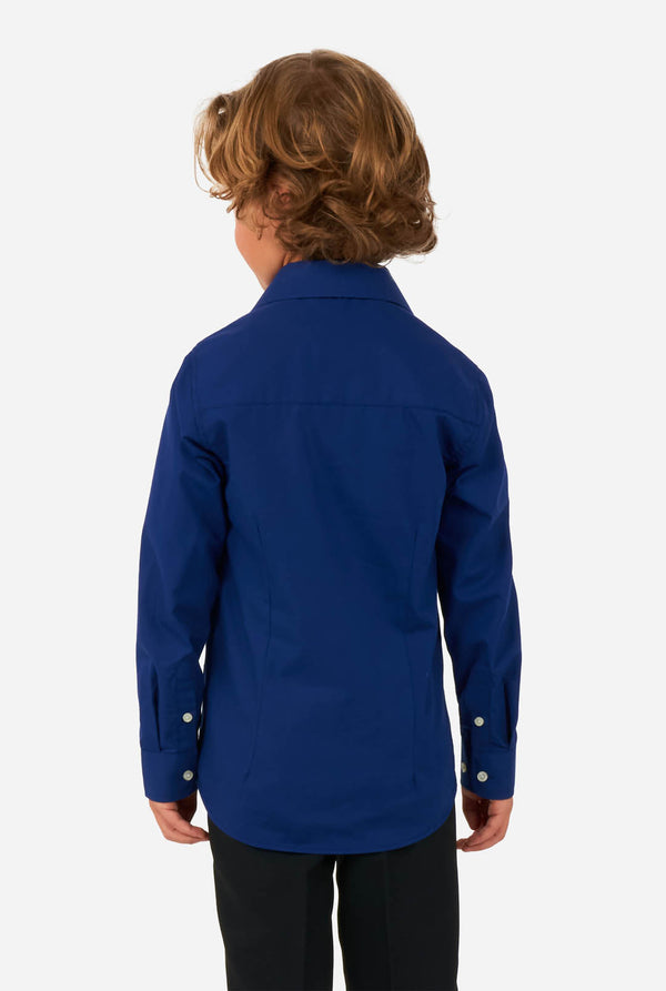 Junge trägt blaues Hemd und schwarze Hose, Ansicht von hinten