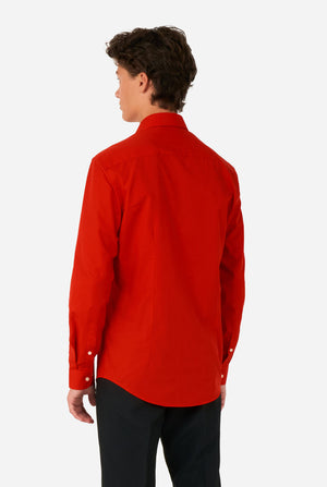 Teenager trägt rotes Hemd und schwarze Hose, Ansicht von hinten