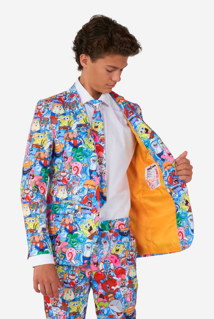Teenager im Anzug mit Spongebob-Aufdruck