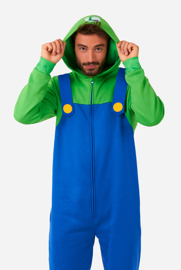 Mann trägt Unisex-Onesie mit Luigi Super Mario-Aufdruck
