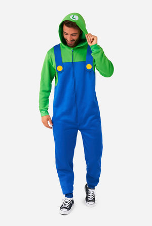 Mann trägt Unisex-Onesie mit Luigi Super Mario-Aufdruck