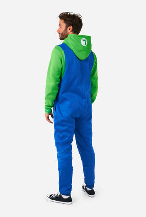 Mann trägt Unisex-Onesie mit Luigi Super Mario-Aufdruck, Ansicht von hinten