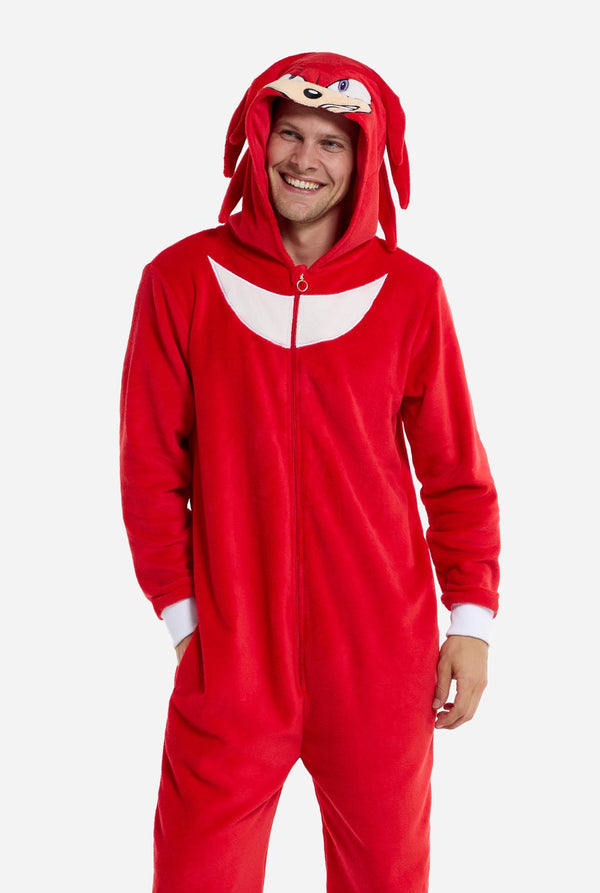 Mann trägt einen roten Sonic Knuckles-Einteiler für Erwachsene