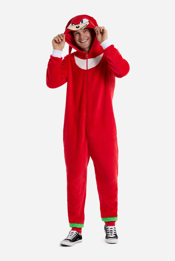 Mann trägt einen roten Sonic Knuckles-Einteiler für Erwachsene