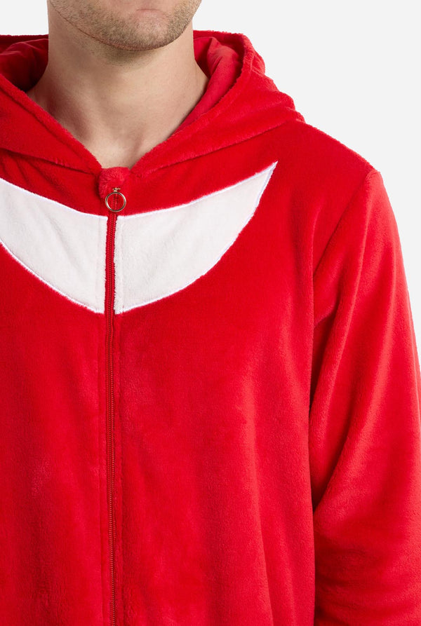 Mann trägt einen roten Sonic Knuckles-Einteiler für Erwachsene, Nahaufnahme