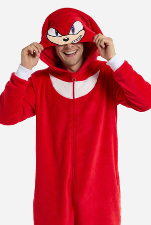 Mann trägt einen roten Sonic Knuckles-Einteiler für Erwachsene