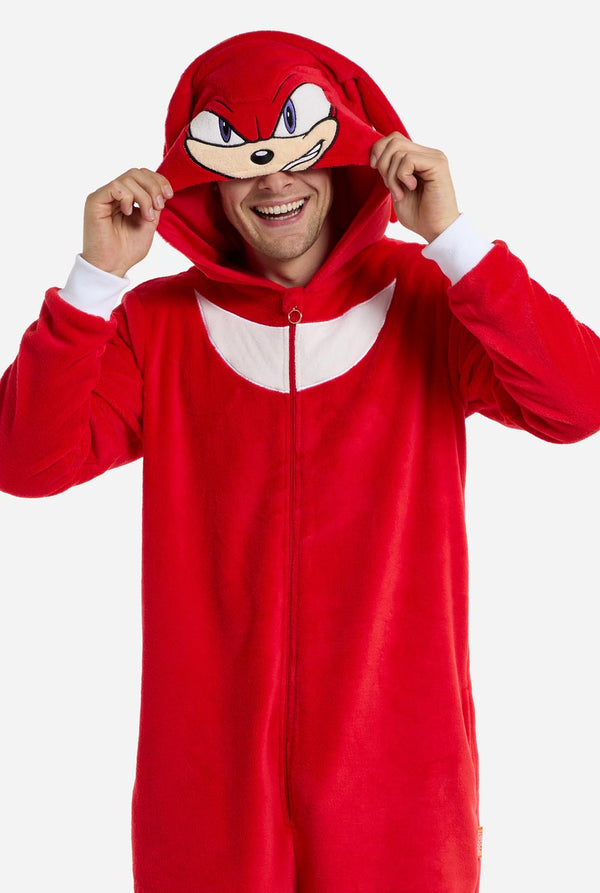 Mann trägt einen roten Sonic Knuckles-Einteiler für Erwachsene