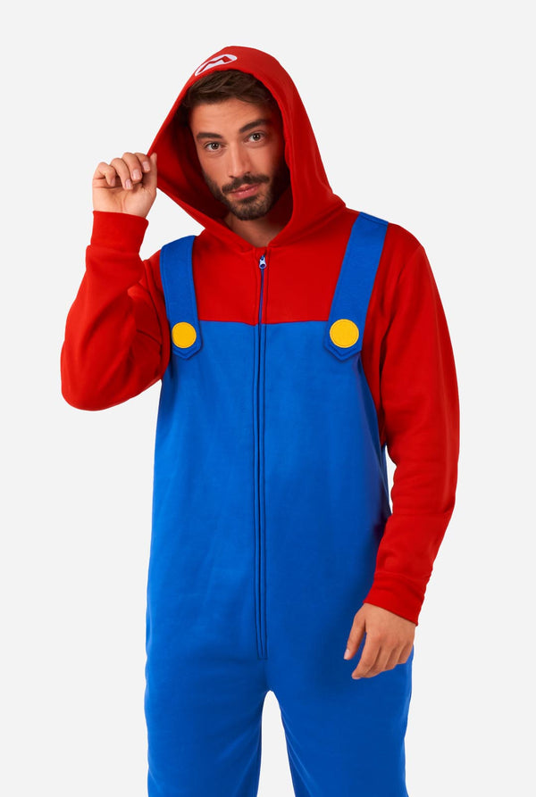 Mann trägt Unisex-Onesie mit Super Mario-Aufdruck