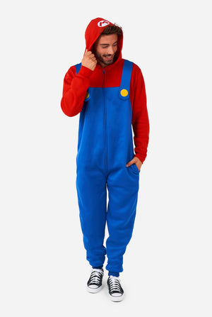 Mann trägt Unisex-Onesie mit Super Mario-Aufdruck