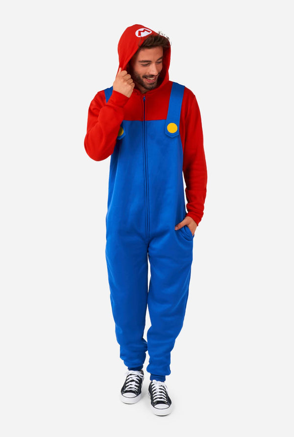 Mann trägt Unisex-Onesie mit Super Mario-Aufdruck