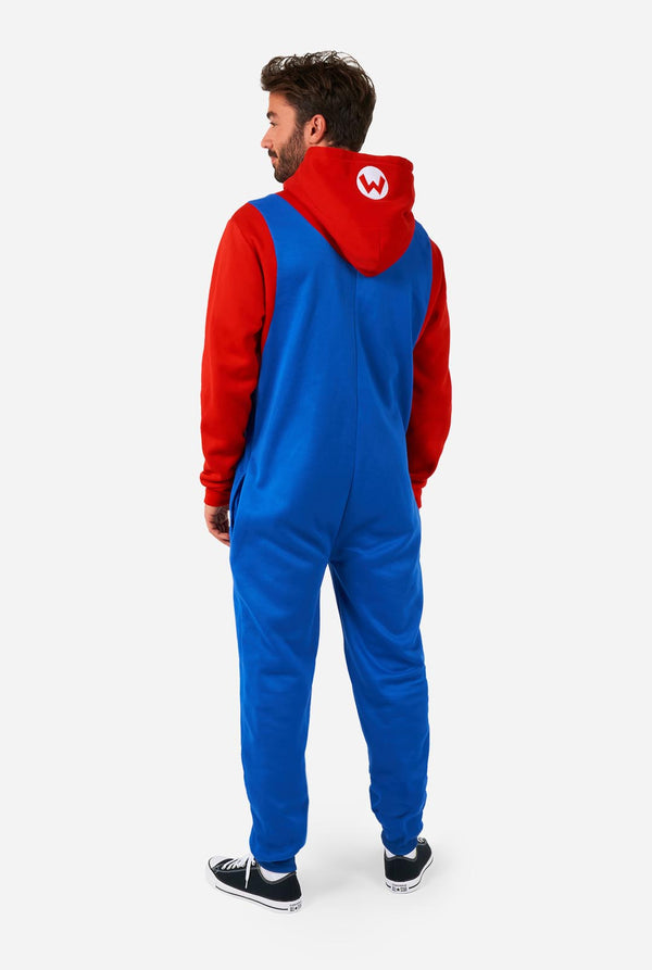 Mann trägt Unisex-Onesie mit Super Mario-Aufdruck, Ansicht von hinten
