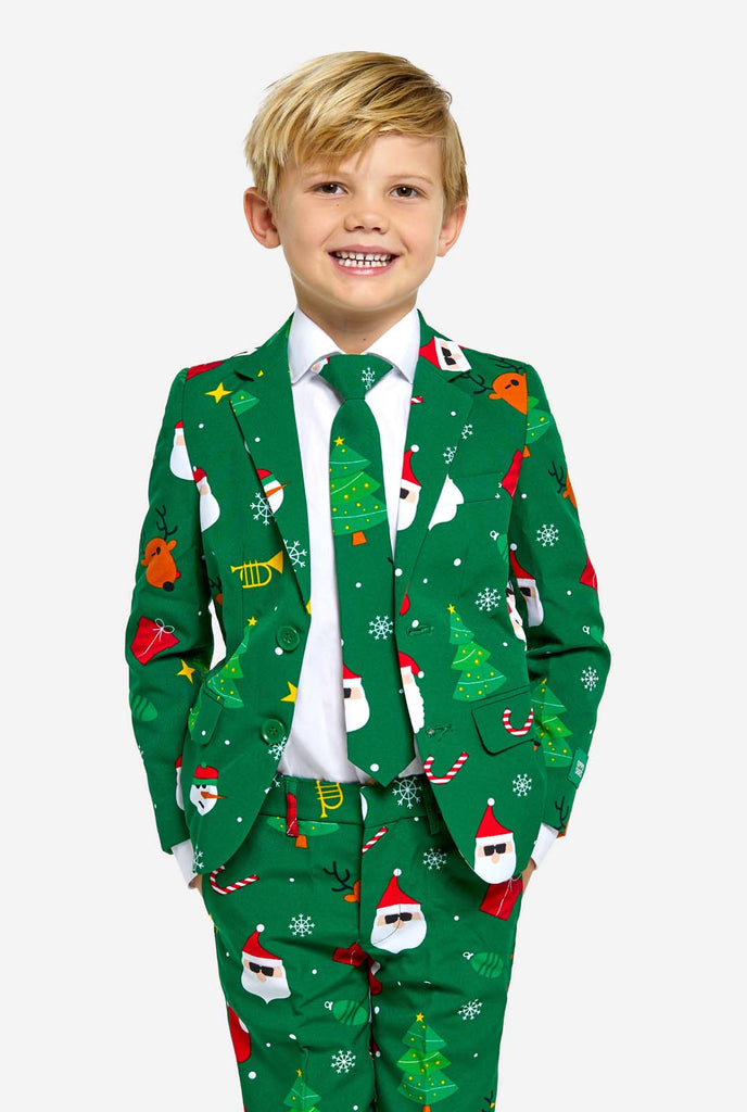Junge im grünen Weihnachtsanzug für Kinder mit Weihnachtssymbolen.