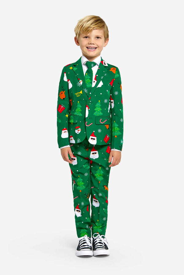 Junge im grünen Weihnachtsanzug für Kinder mit Weihnachtssymbolen.