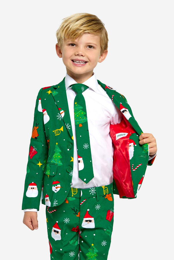 Junge im grünen Weihnachtsanzug für Kinder mit Weihnachtssymbolen.