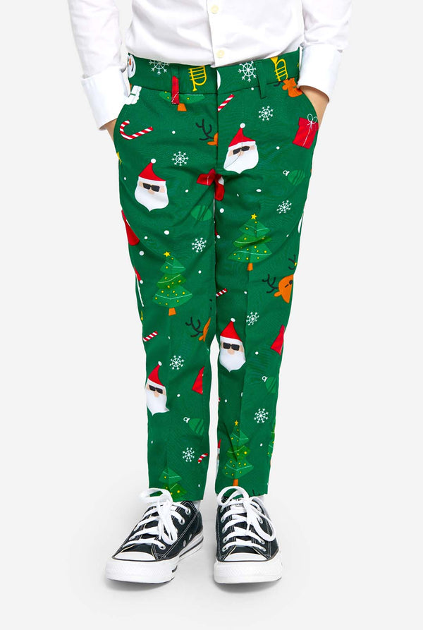 Junge im grünen Weihnachtsanzug für Kinder mit Weihnachtssymbolen.